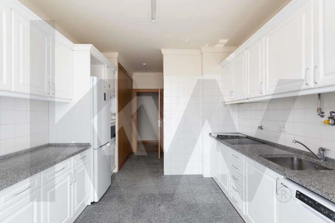 Apartamento T4 para Arrendamento em Alvalade Foto 25