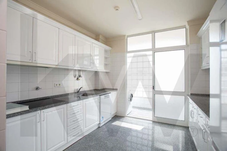 Apartamento T4 para Arrendamento em Alvalade Foto 29