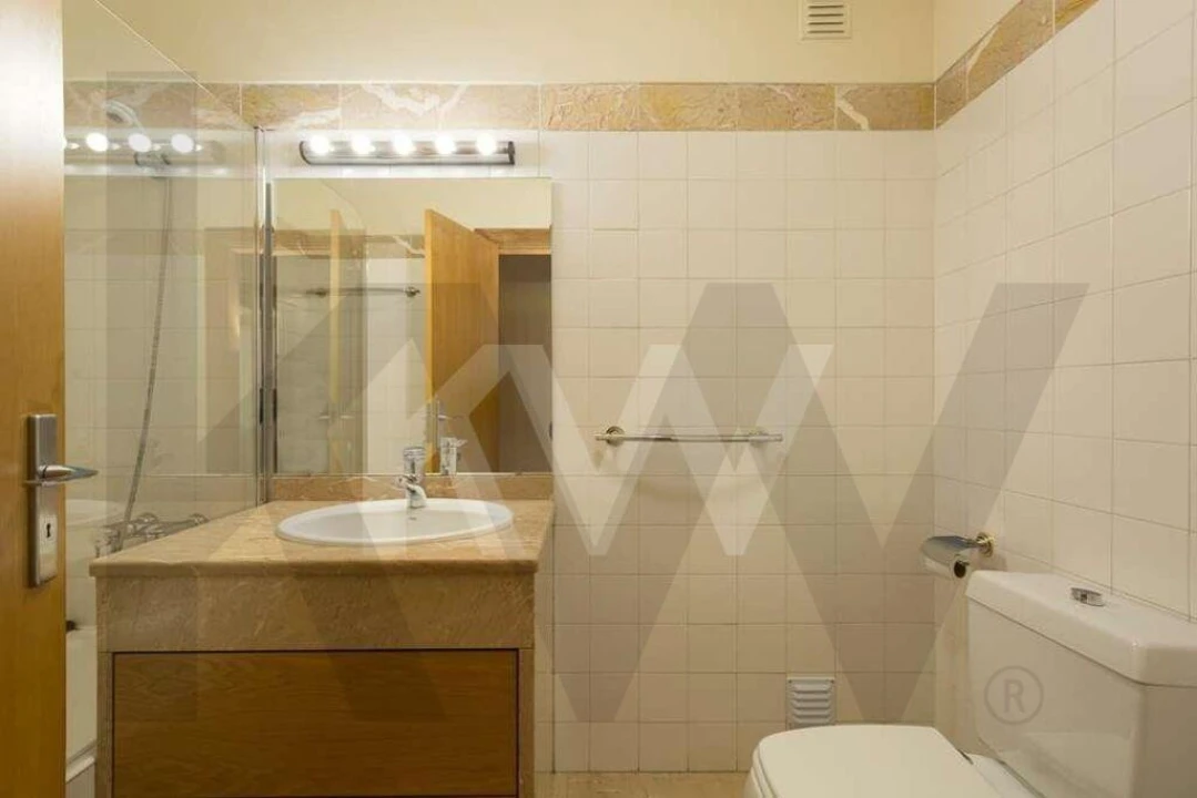 Apartamento T4 para Arrendamento em Alvalade Foto 17