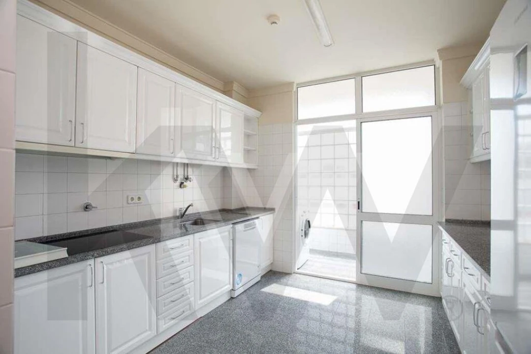 Apartamento T4 para Arrendamento em Alvalade Foto 29