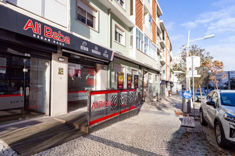 Loja para Arrendamento em Almada, Cova da Piedade, Pragal e Cacilhas Foto 1