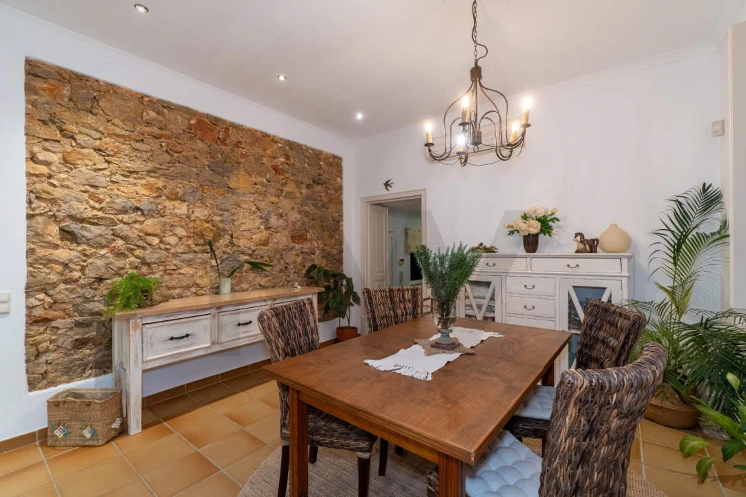 Moradia T4 para Venda em Santa Barbara de Nexe Foto 5