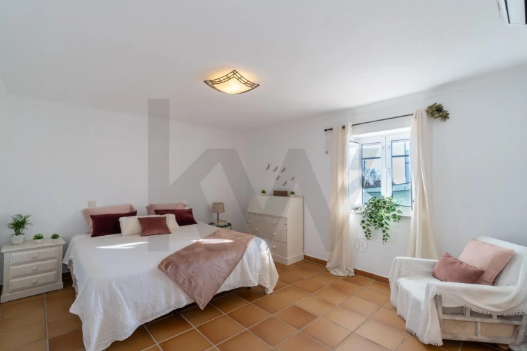 Moradia T4 para Venda em Santa Barbara de Nexe Foto 11