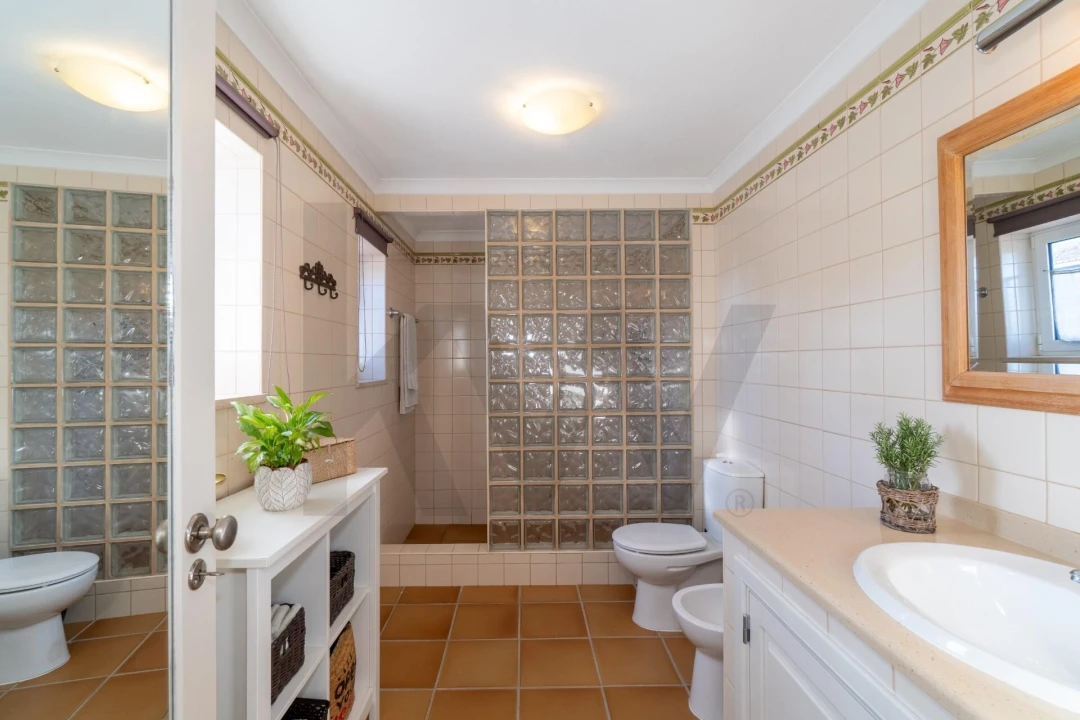 Moradia T4 para Venda em Santa Barbara de Nexe Foto 14