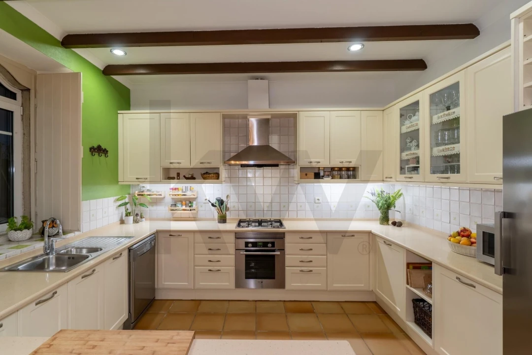 Moradia T4 para Venda em Santa Barbara de Nexe Foto 6