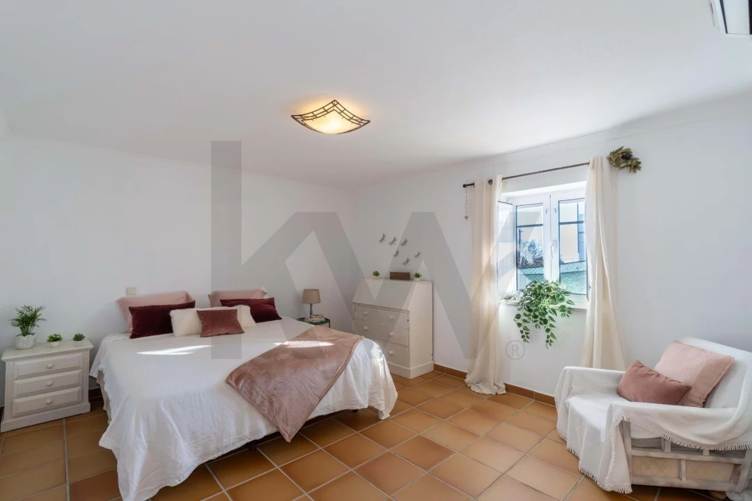 Moradia T4 para Venda em Santa Barbara de Nexe Foto 11