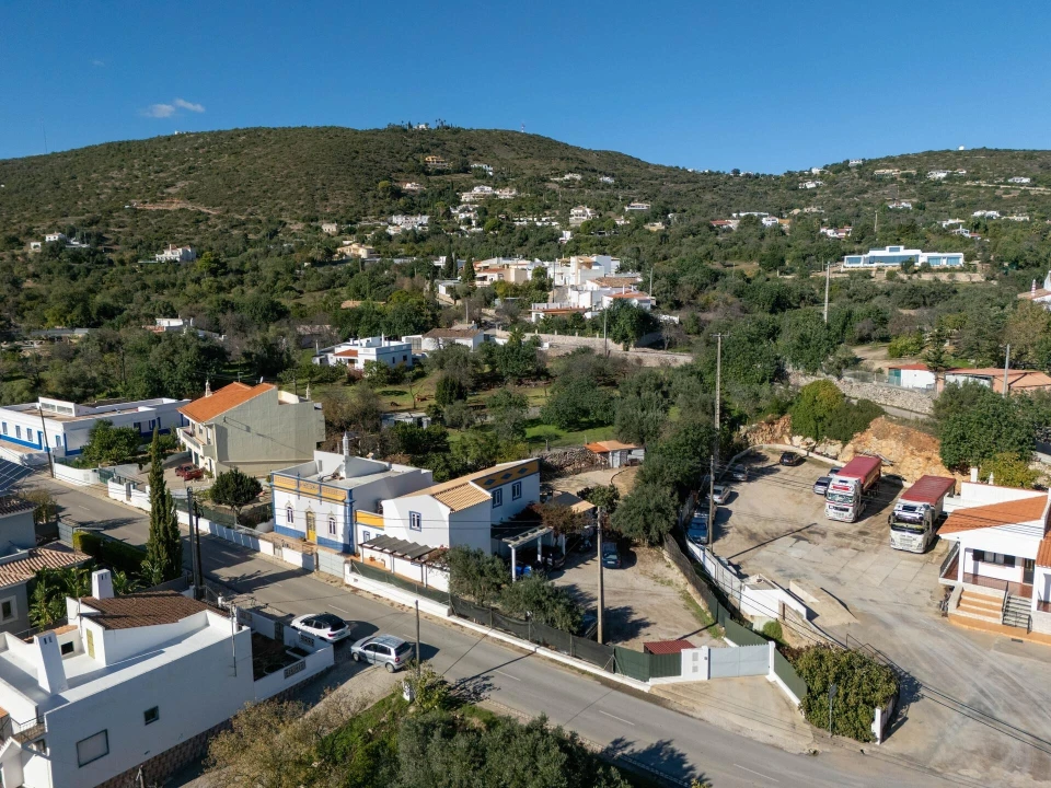 Moradia T4 para Venda em Santa Barbara de Nexe Foto 3