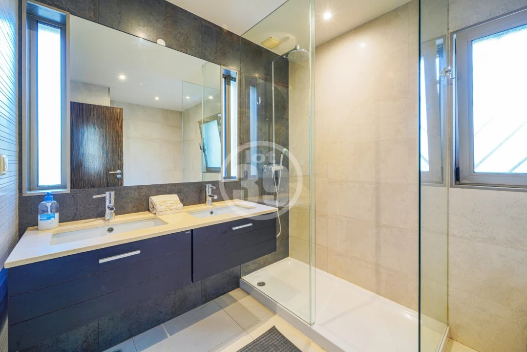 Moradia T5 para Venda em Guia Foto 9