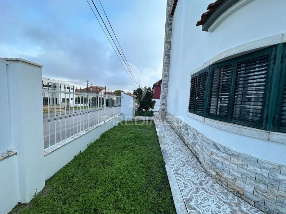 Moradia T4 para Venda em Fernao Ferro Foto 5