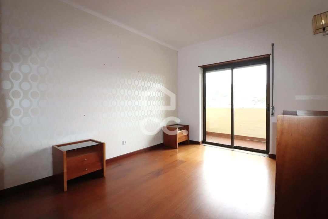 Apartamento T3 para Arrendamento em Santo Antonio dos Olivais Foto 12