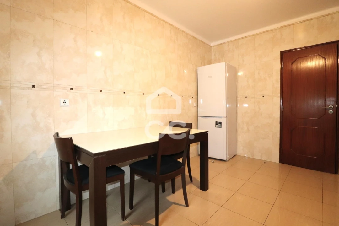 Apartamento T3 para Arrendamento em Santo Antonio dos Olivais Foto 6