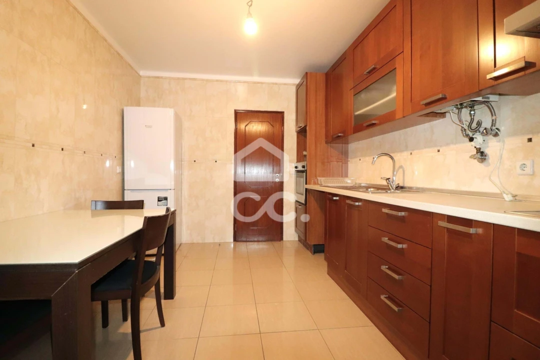 Apartamento T3 para Arrendamento em Santo Antonio dos Olivais Foto 4