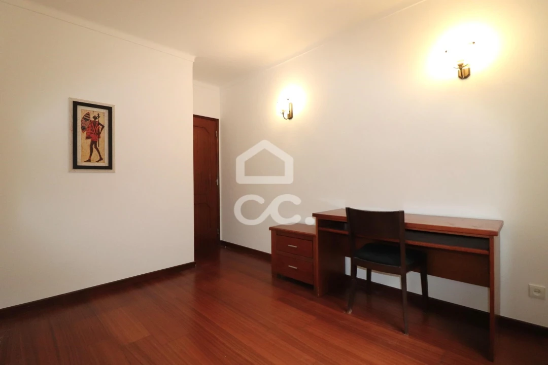 Apartamento T3 para Arrendamento em Santo Antonio dos Olivais Foto 16