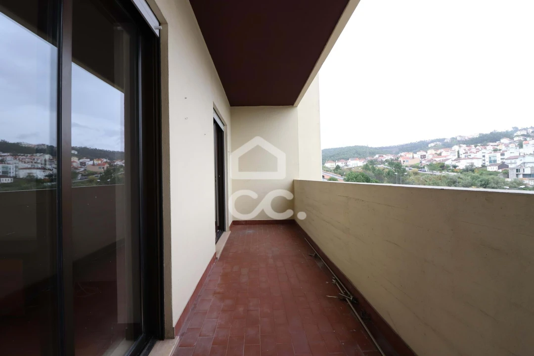 Apartamento T3 para Arrendamento em Santo Antonio dos Olivais Foto 22