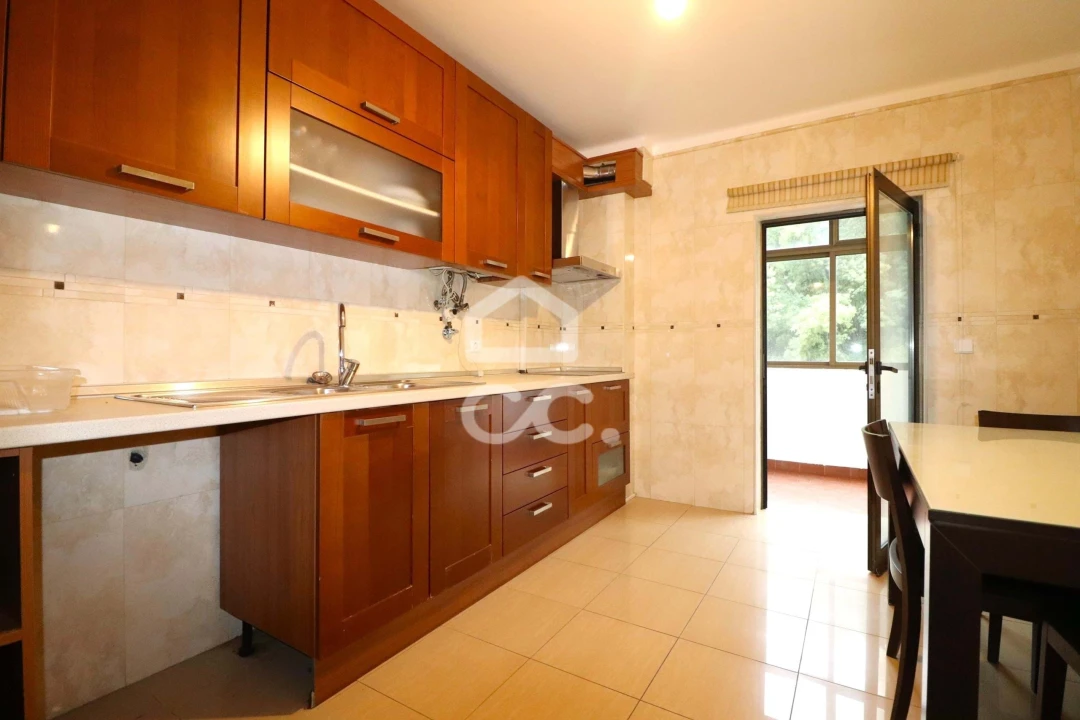 Apartamento T3 para Arrendamento em Santo Antonio dos Olivais Foto 3