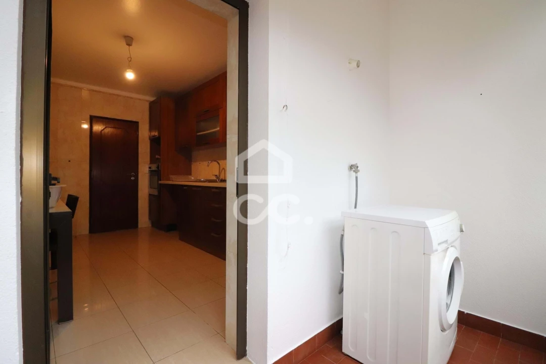 Apartamento T3 para Arrendamento em Santo Antonio dos Olivais Foto 19