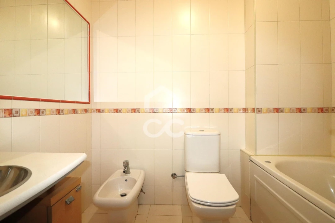 Apartamento T3 para Arrendamento em Santo Antonio dos Olivais Foto 14