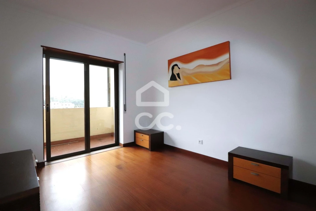 Apartamento T3 para Arrendamento em Santo Antonio dos Olivais Foto 7