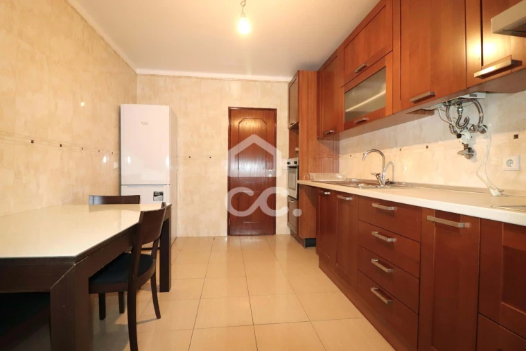 Apartamento T3 para Arrendamento em Santo Antonio dos Olivais Foto 4