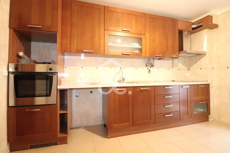 Apartamento T3 para Arrendamento em Santo Antonio dos Olivais Foto 5