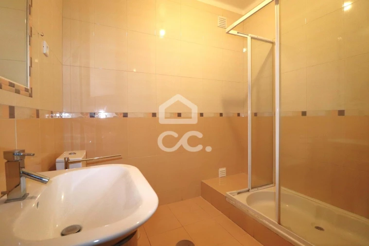 Apartamento T3 para Arrendamento em Santo Antonio dos Olivais Foto 10