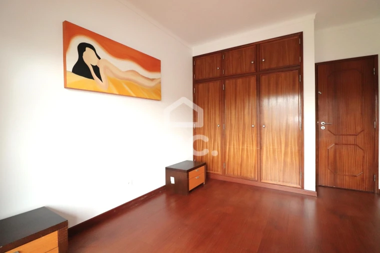 Apartamento T3 para Arrendamento em Santo Antonio dos Olivais Foto 8