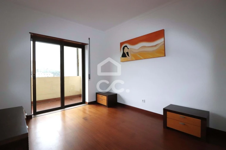 Apartamento T3 para Arrendamento em Santo Antonio dos Olivais Foto 7