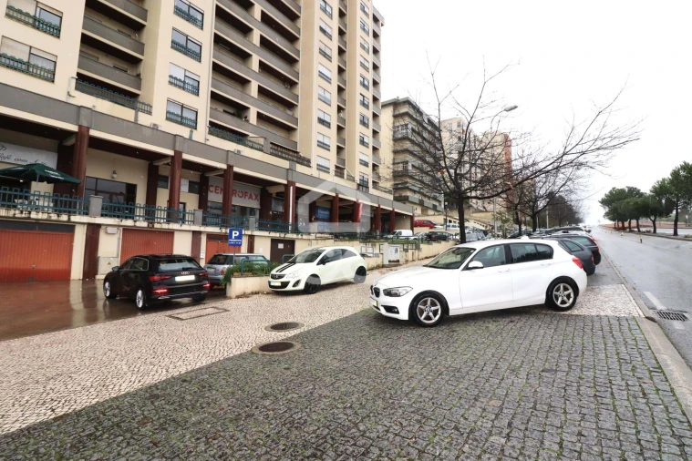 Apartamento T3 para Arrendamento em Santo Antonio dos Olivais Foto 29