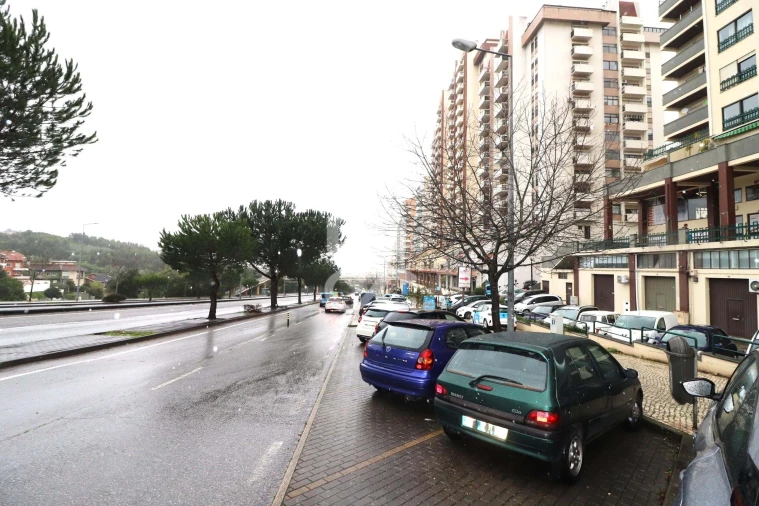 Apartamento T3 para Arrendamento em Santo Antonio dos Olivais Foto 30