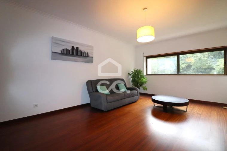 Apartamento T3 para Arrendamento em Santo Antonio dos Olivais Foto 2