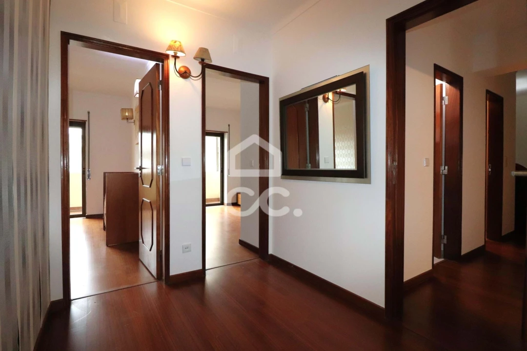 Apartamento T3 para Arrendamento em Santo Antonio dos Olivais Foto 17