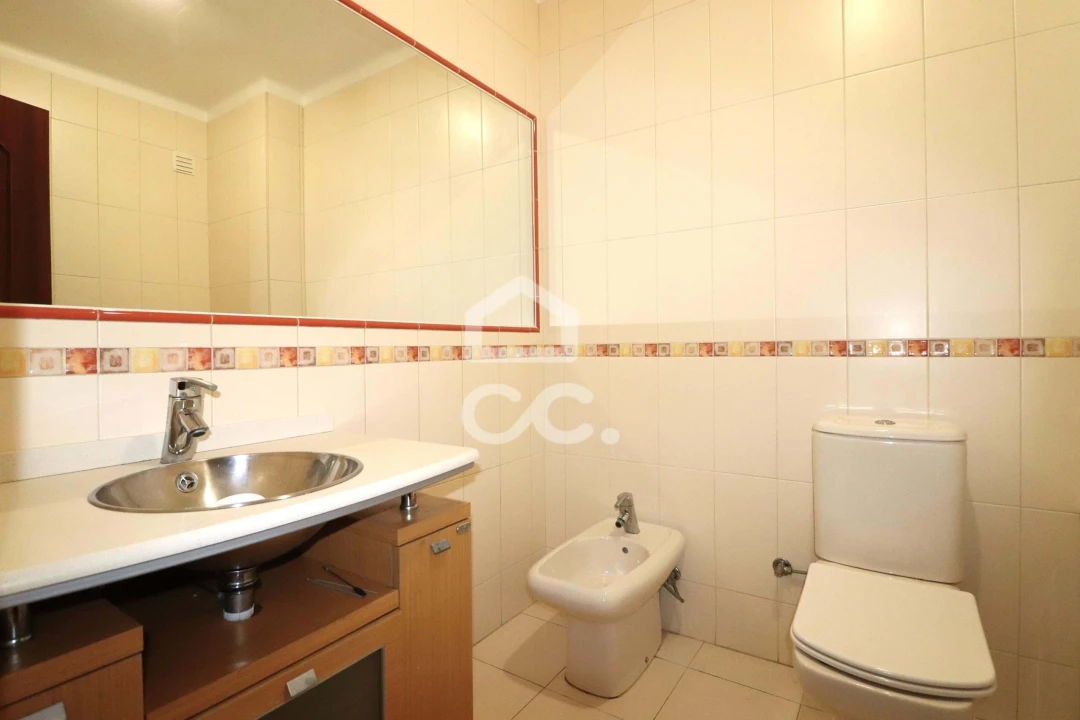 Apartamento T3 para Arrendamento em Santo Antonio dos Olivais Foto 13