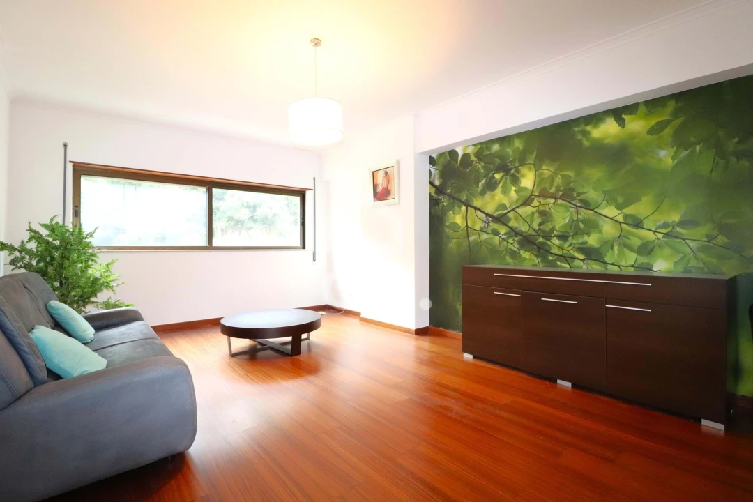 Apartamento T3 para Arrendamento em Santo Antonio dos Olivais Foto 1