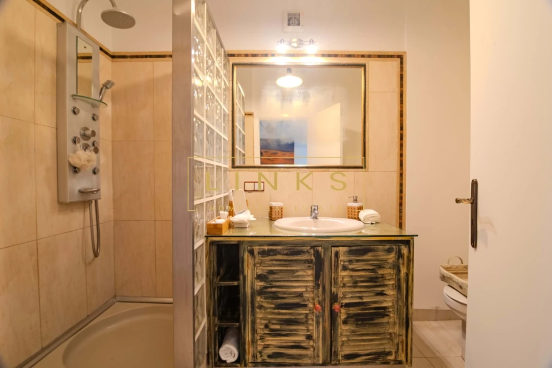 Moradia T5 para Venda em Arco da Calheta Foto 23