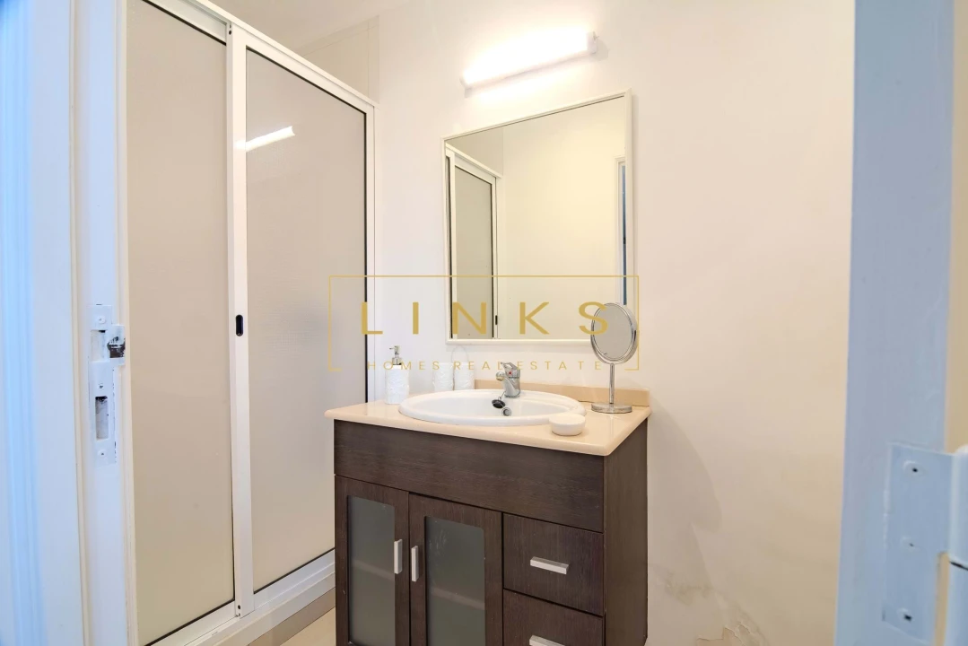 Moradia T5 para Venda em Arco da Calheta Foto 12