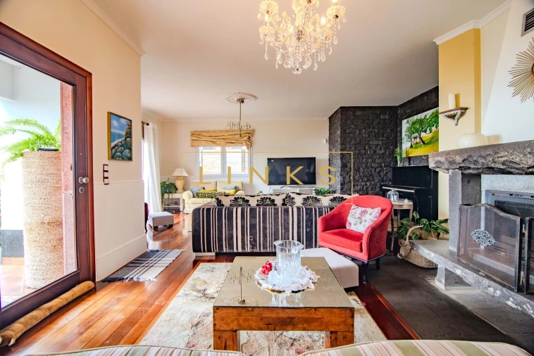 Moradia T5 para Venda em Arco da Calheta Foto 18