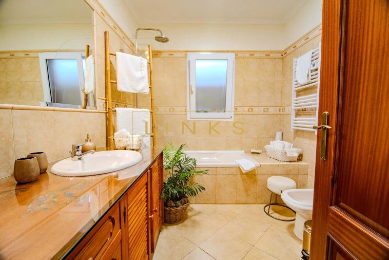 Moradia T5 para Venda em Arco da Calheta Foto 37