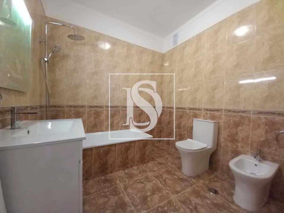 Apartamento T2 para Venda em Seixal Foto 11