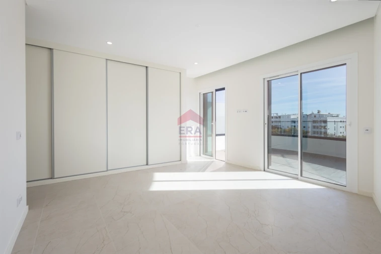 Apartamento T0 para Venda em Quarteira Foto 8