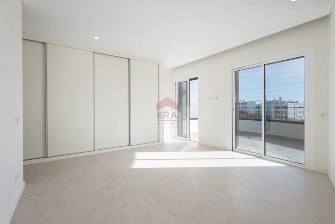 Apartamento T0 para Venda em Quarteira Foto 8