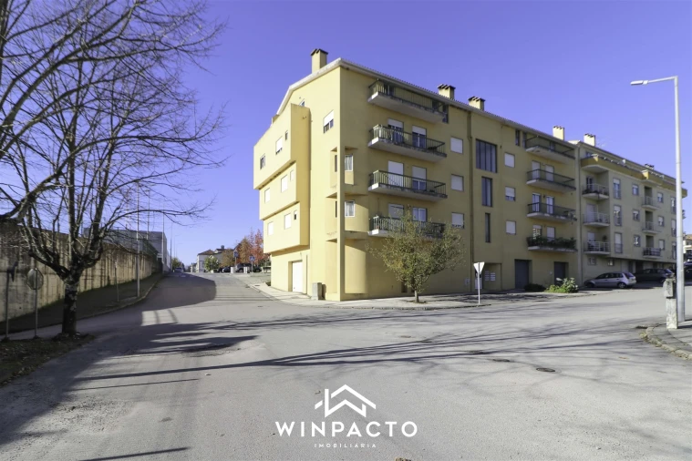 Apartamento T5 para Venda em Nelas Foto 1