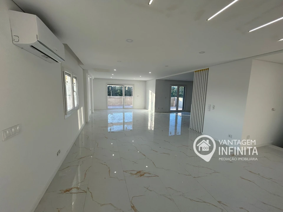 Moradia T4 para Venda em Fernao Ferro Foto 3