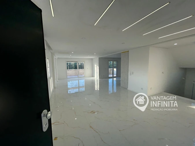 Moradia T4 para Venda em Fernao Ferro Foto 5