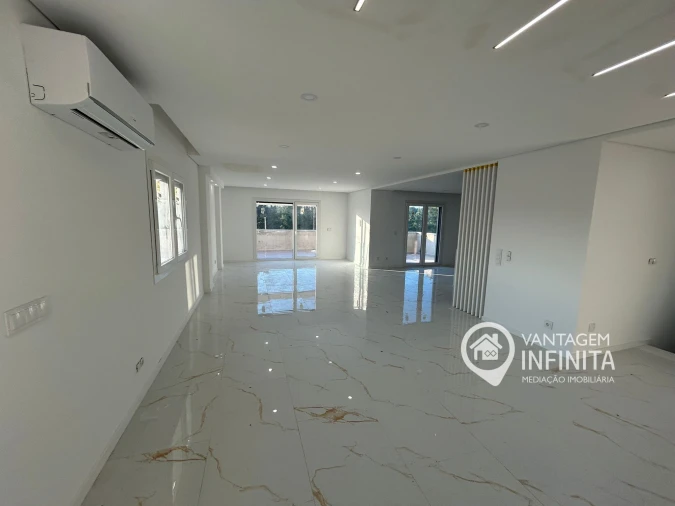 Moradia T4 para Venda em Fernao Ferro Foto 3