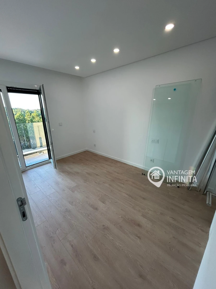 Moradia T4 para Venda em Fernao Ferro Foto 15