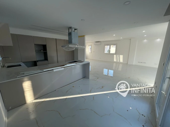 Moradia T4 para Venda em Fernao Ferro Foto 4