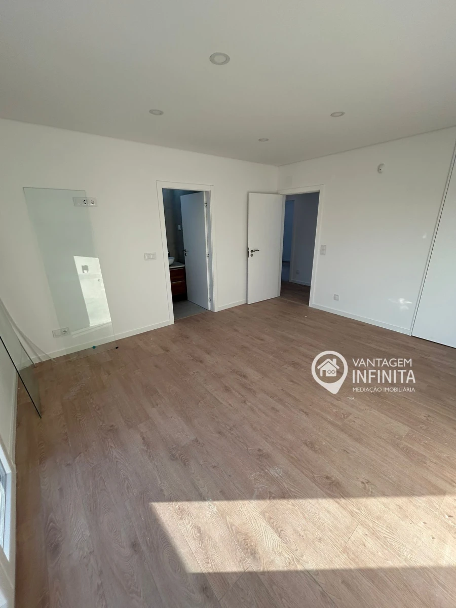 Moradia T4 para Venda em Fernao Ferro Foto 13