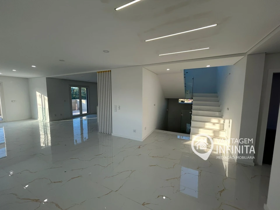 Moradia T4 para Venda em Fernao Ferro Foto 1