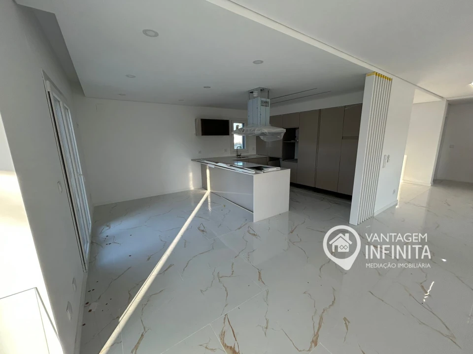 Moradia T4 para Venda em Fernao Ferro Foto 2