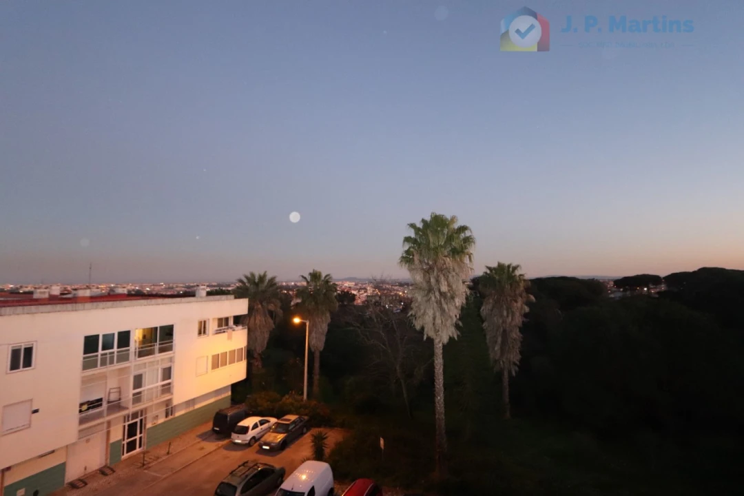 Apartamento T3 para Venda em Charneca de Caparica e Sobreda Foto 1